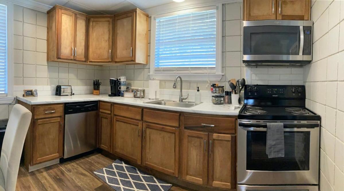 Comfortable Cottage On The Blue Mile - Close To Gsu! สเตทส์โบโร ภายนอก รูปภาพ