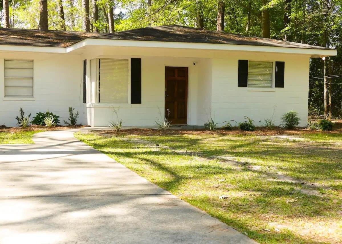 Comfortable Cottage On The Blue Mile - Close To Gsu! สเตทส์โบโร ภายนอก รูปภาพ